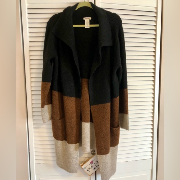 Max Studio Sweaters - Neutral Colorblock Sweater with pockets